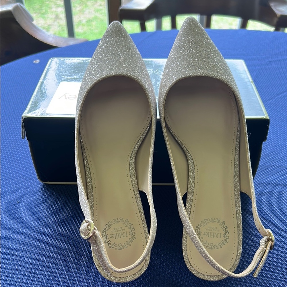 New in box I. Miller Women's Samaria Closed Toe Kitten Heel Pumps size 8